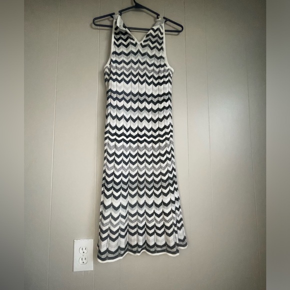 ⭐️White House Black Market⭐️ Sleeveless Dress - Picture 3 of 6